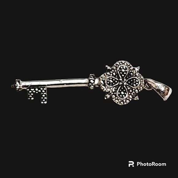 Sterling Silver marcasite signed key pendant - Picture 1 of 9